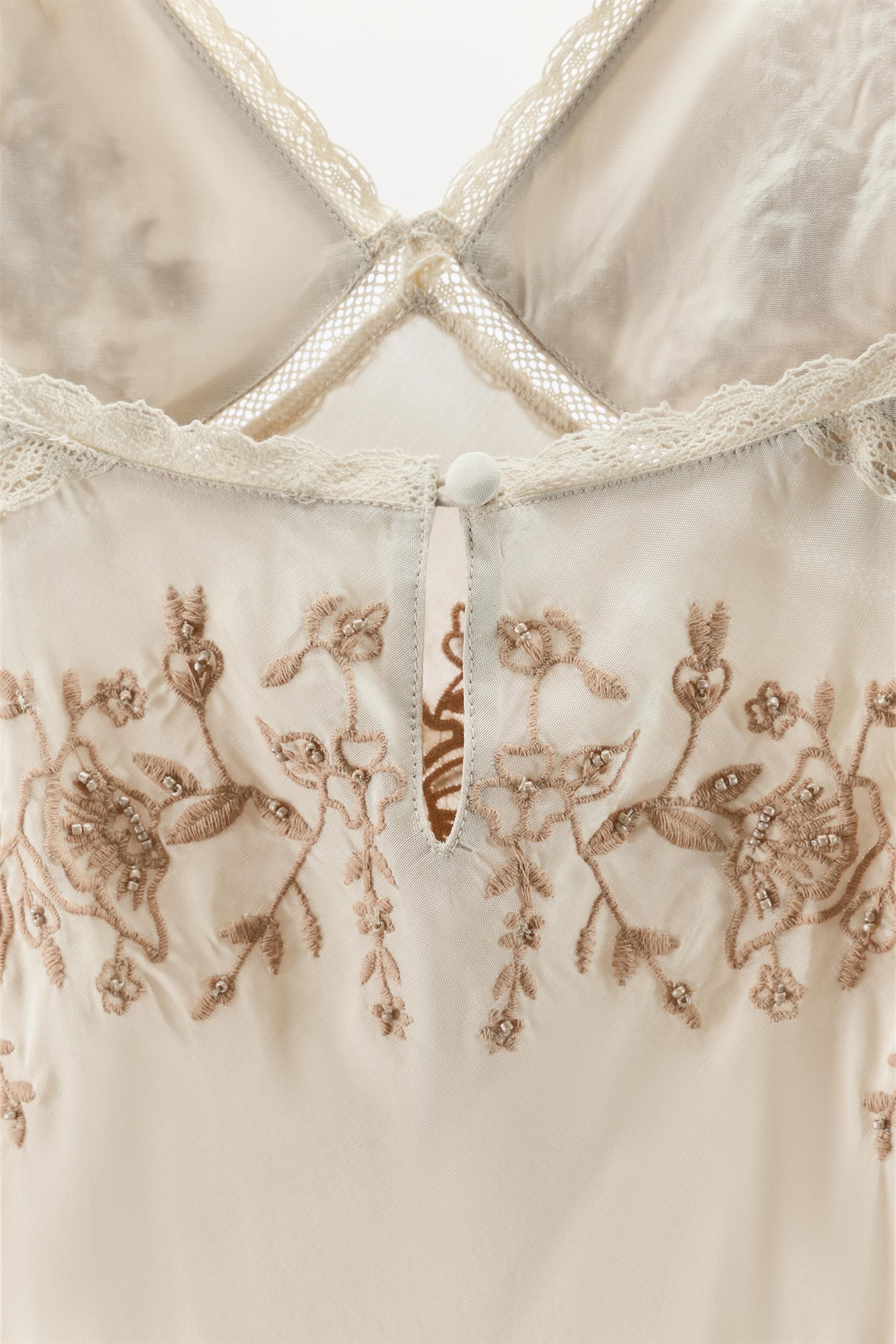ROBE STYLE LINGERIE BRODERIES FANTAISIE